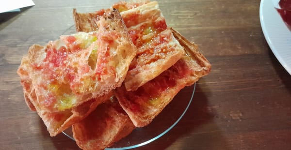 Pan de coca con tomate y aceite de oliva - Palomino, Barcelona