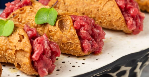 Cannoli Recheado com Tartar Clássico Italiano - Salotto Divino, Lisboa