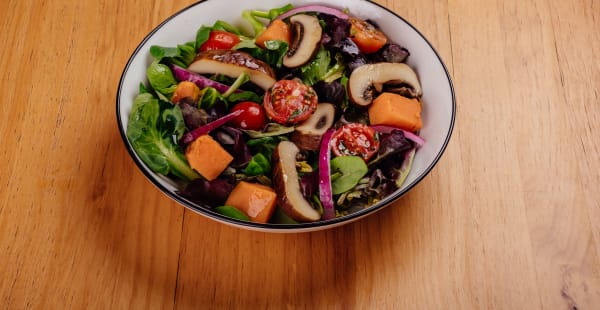 Bowl Chica de la casa: Mixtura de lechugas con boniato rostizado, champiñones portobello, tomates cherry y cebolla morada en aderezo ligero de limón - Piri Piri Prosperidad, Madrid