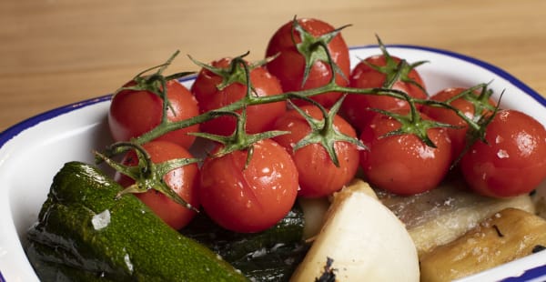 Grelhada: Berenjena, calabacín, tomate cherry y cebolletas, asadas a las brasas, bañadas con aceite de ajo y sal gruesa - Piri Piri Prosperidad, Madrid