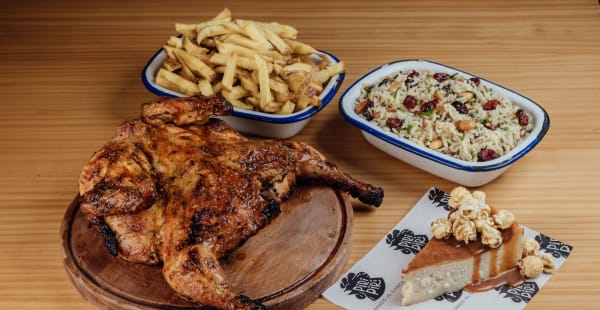 Frango para 2: Frango entero asado al carbón con patatas fritas a compartir y un acompañamiento a tu elección. Incluye una Tarta de queso a las brasas - Piri Piri Prosperidad, Madrid