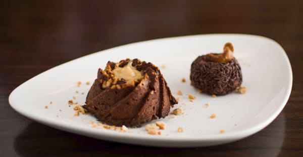 Moelleux- noix de cajou, chocolat et "doce de leite" + brigadeiro - Tropicalia Restaurant Traiteur Brésilien, Paris