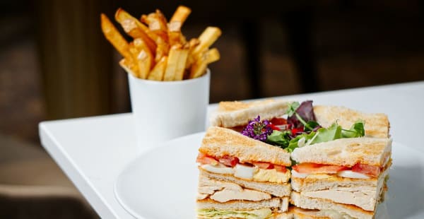 Club sandwich poulet - Duke’s Bar & Restaurant  – Hôtel Westminster Paris, Paris