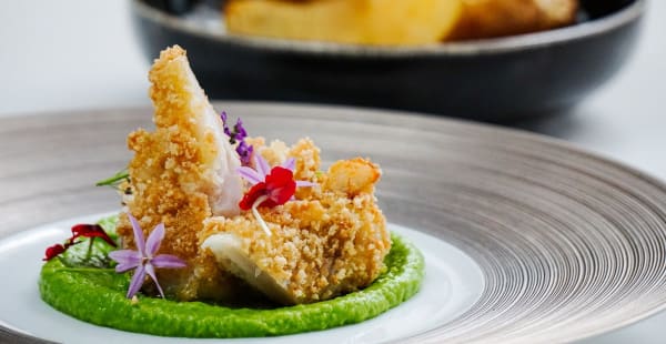 Fish and chips, mousseline de petit pois, sauce tartare et salade et choux blanc, pickles de sesame - Duke’s Bar & Restaurant  – Hôtel Westminster Paris, Paris