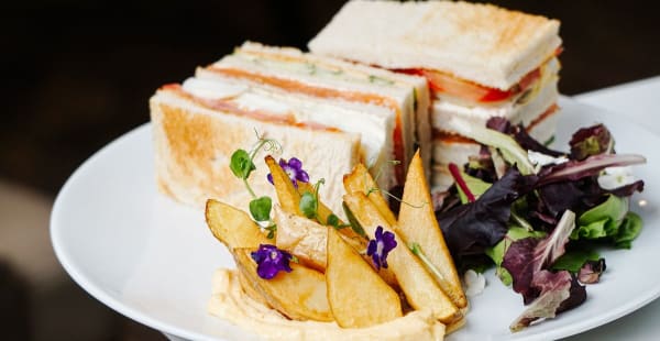 Club sandwich saumon - Duke’s Bar & Restaurant  – Hôtel Westminster Paris, Paris