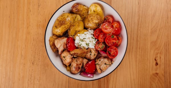 Bowl Rústico: Contramuslo deshuesado de Frango al carbón con tomate cherry, queso feta y semillas de girasol sobre cama de patatas asadas con romero, tomillo y ajo - Piri Piri Chueca, Madrid