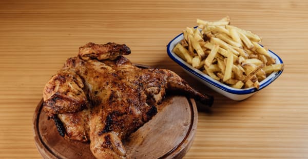 Frango entero al carbón con patatas fritas a compartir - Piri Piri Chueca, Madrid