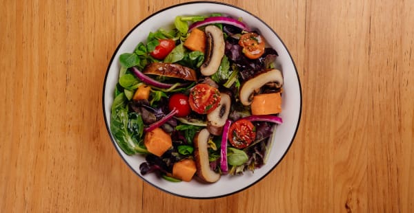 Bowl Chica de la casa: Mixtura de lechugas con boniato rostizado, champiñones portobello, tomates cherry y cebolla morada en aderezo ligero de limón - Piri Piri Chueca, Madrid