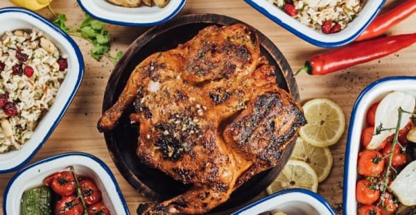 Frango marinado por 24 horas y asado en Josper al carbón ardiente Marabú - Piri Piri Chueca, Madrid