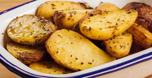 Patatas asadas con romero, tomillo y ajo - Piri Piri Chueca, Madrid