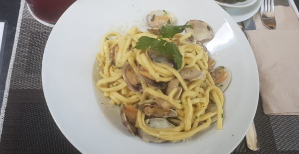 Spaghettoni con almejas y toque de pimienta, parmesano y perejil - El Enlace Gold, Madrid