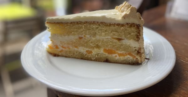 GATEAU DU CHEF A L'ABRICOT ET CREME PRALINE - L'Ile Aux Singes, Paris