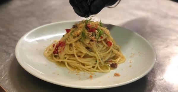 Spaghetti aglio, olio, peperoncino, alici, pinoli, uvetta e pan grattato - Lo Convento, Roma