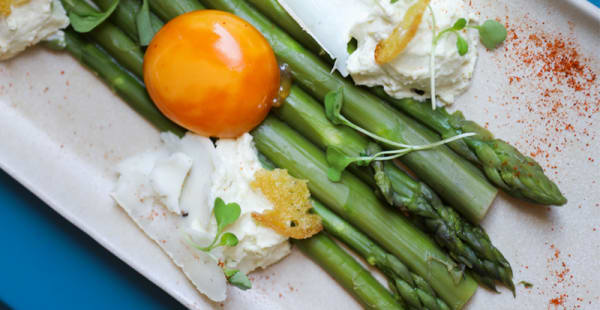 Nos asperges vertes, pecorino, œuf confit - Onze à Table, Paris