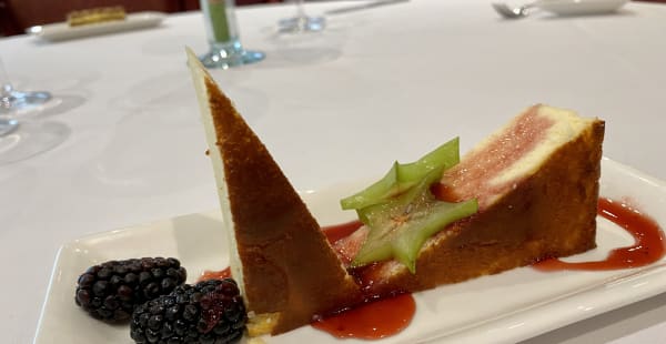 Tarta de queso con coulis de frambuesa - St. Gallen - Hotel HCC St. Moritz, Barcelona