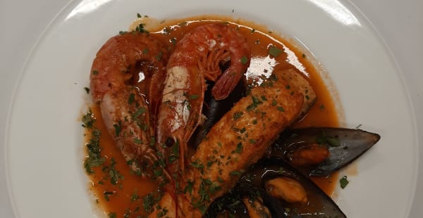 Suprema de Salmón al Horno con Suquet Marinero y Gambas - St. Gallen - Hotel HCC St. Moritz, Barcelona