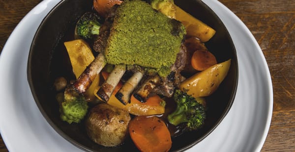 Carré d'agneau en croute d'ail des ours - Le Petit Pontoise, Paris