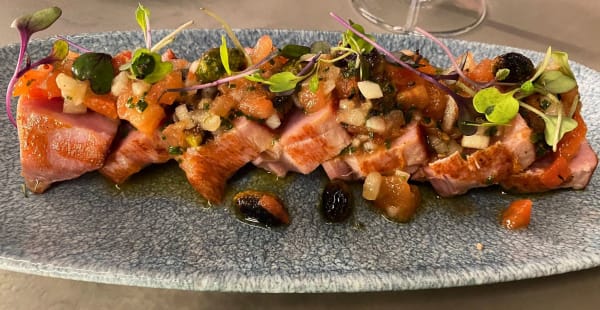 Tataki de atún con vinagreta de tomate y pistachos - Gastro TAZ, San Sebastián de los Reyes