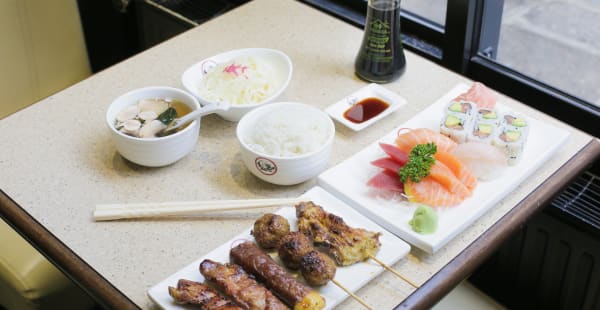 Sélection suhi, makis et brochettes, soupe miso et riz - Japorama, Paris