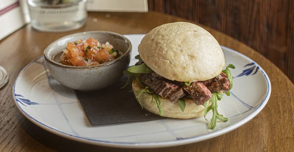 Mollete de entraña de ternera con pico de gallo - Le Bouchon , Barcelona