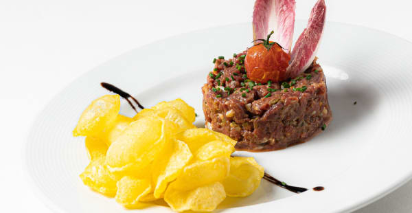 Steak Tartar con patatas con Soufflé. - Al Punto, Madrid