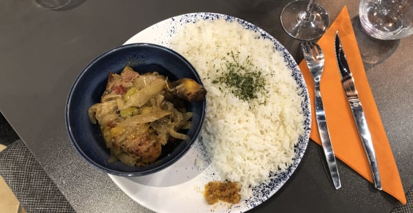 Yassa aux poulets braisés : Poulet mariné au citron vert puis cuisiné en sauce à base d'oignons, moutarde, thym et laurier… - Le CoqK'ivoire, Paris