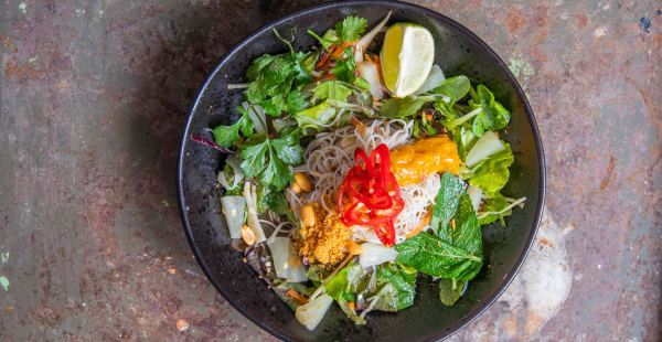 Vermicelli Noodle Salad tamarind dress., cabbage, carrots, bean sprouts, pineapple, mint, coriander, mango chutney, serundeng - SOIL Vegan Café - WEST, Amsterdam