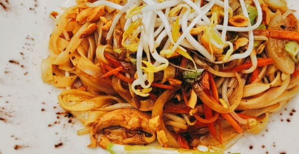 Pad Thai c/ Pollo - Miix Kitchn, Madrid