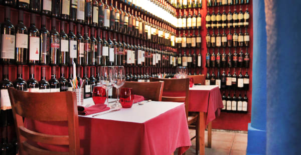 Salita con botellas de vino - L'Osteria del Contadino, Barcelona