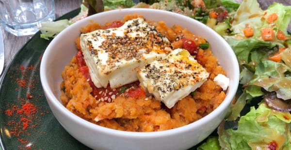 Lentilles corail à la tomate et fêta rôtie aux herbes - La Récolte Citadine, Paris