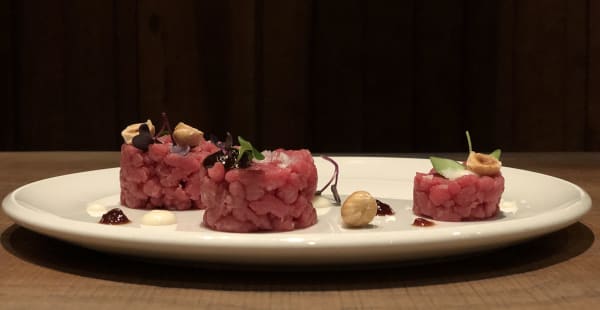 Tartare di Manzo con Chutney di Cipolla Rossa, Crema di Pecorino e Nocciole - Bottega Lucia, Milano