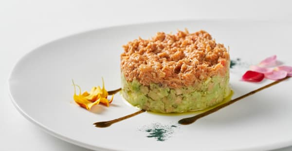 Tartar de buey de mar y aguacate con albahaca, textura de espinaca y nata cítrica - Mercer Restaurant, Barcelona