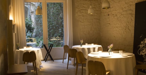 Sala del restaurante con vista al Patio de los Naranjos del Hotel - Mercer Restaurant, Barcelona