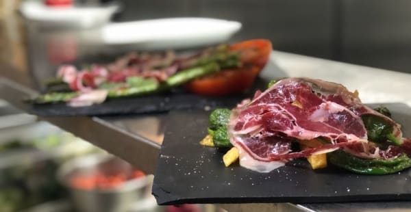 Jamón ibérico sobre pulimentos del padrón y patatas al ajillo   - Asturias, Madrid