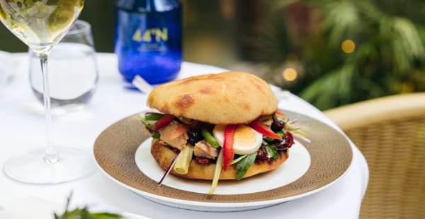 Pan Bagnat / Mesclun de Roquette et Parmesan - Le Patio du Prince de Galles, Paris