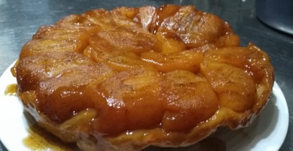 Tarte Tatin maison... sortie du four ! - Le Paradis des Amis, Paris