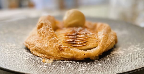 Tarte croustillante aux pommes, glace vanille - Le Caveau du Palais, Paris