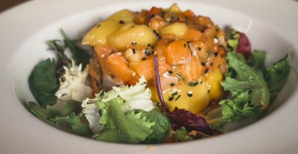 Tartar de Salmón y mango - Quo Vadis, Barcelona