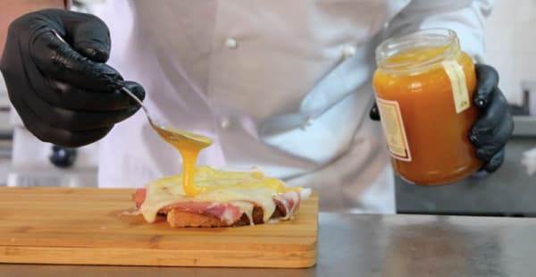 Bruschetta con filetto lardellato, miele e scamorza - L'Apulia, Roma