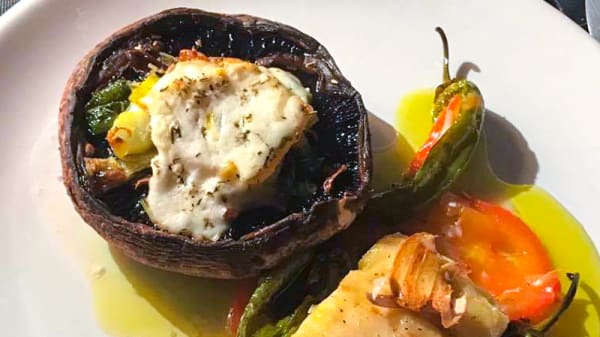 Lombo de Bacalhau com legumes e cogumelo gratinado - LOKOS, Portalegre