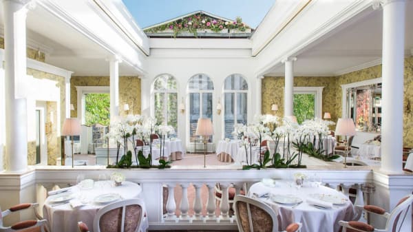 Restaurant Lasserre A Paris Menu Avis Prix Et Reservation