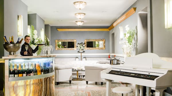 Apotheke Cocktail Bar In Rome Restaurant Reviews Menu And Prices Thefork