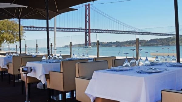 Esplanada - Café IN Restaurante - Peixe e Marisco, Lisboa