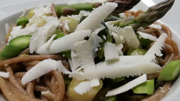 Speghetti al farro, guacamole, asparagi e ricotta salata - Locanda Degli Ulivi, Torri di Arcugnano