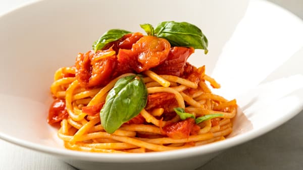 Spaghettoni con pomodori pachino - Longitude 12 Bistrot & Jardin, Rome