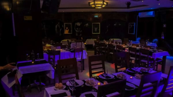 Jantares divertidos com espetáculos surpreendentes - Magic Moments Restaurant & Dance Club - Lisboa, Rio de Mouro