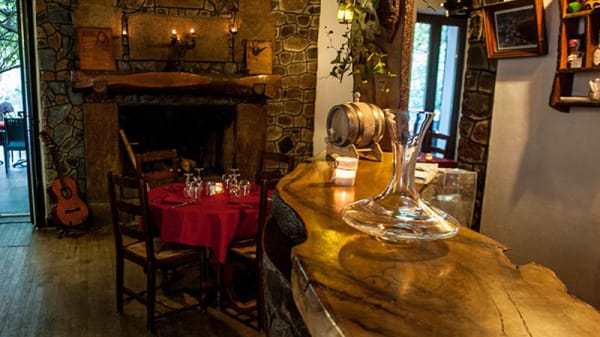 Le bar du restaurant et sa cheminée - Auberge du Prunelli, Bastelicaccia