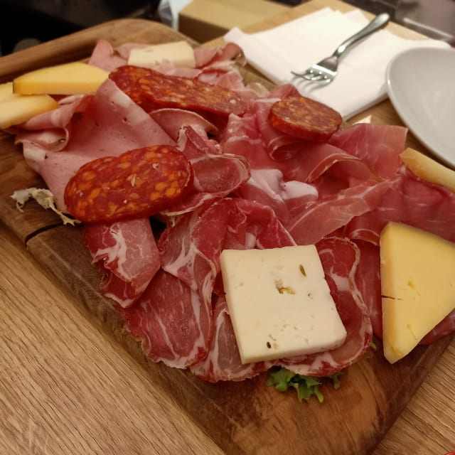 Tagliere di salumi e formaggi del territorio - 100metricubi, Alberobello