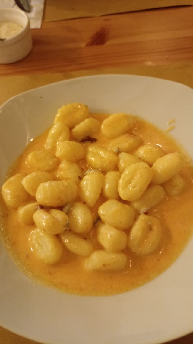 Gnocchi di patate con zola & n’duja - Bistrot Vizi e Sfizi