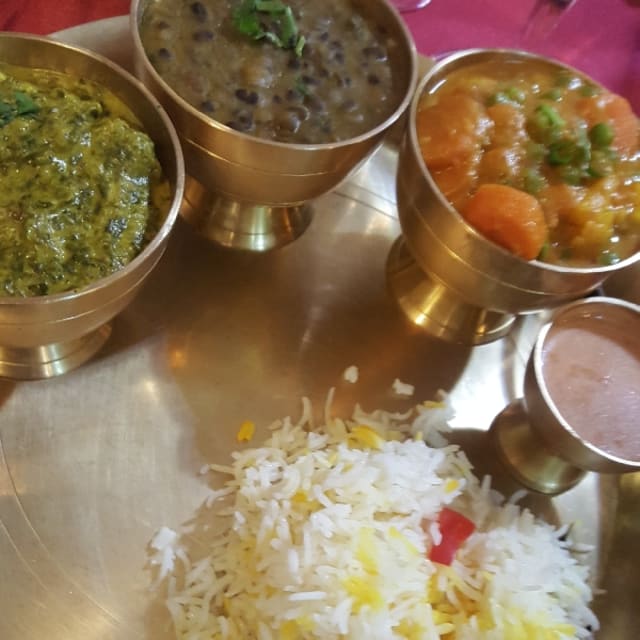 Dal bhat Mashu (assortiment de plats népalais avec une viande au choix) - Kathmandu